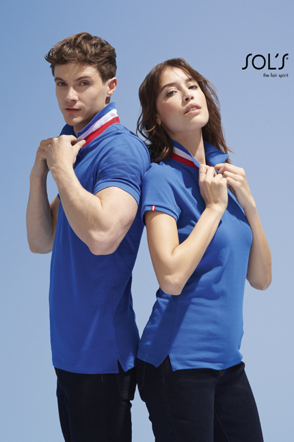 Patriot Women - 01407POLO-SHIRTS / SOLSΓυναικείο πόλο πικέΣχέδιο και Χαρακτηριστικά: Το γυναικείο πόλο πικέ διαθέτει κοντά μανίκια και εφαρμοστή γραμμή με πλαϊνές ραφές. Η ενισχυμένη πατιλέτα περιλαμβάνει 3 περλέ κουμπιά και ένα επιπλέον κουμπί στην εσωτερική ραφή. Σημαντικά στοιχεία του σχεδιασμού είναι ο ριπ γιακάς και τα μανίκια, καθώς και οι ρίγες αντίθεσης κάτω από το γιακά και την πατιλέτα. - Εφαρμογή ως Επαγγελματική Ένδυση: Ιδανικό για επαγγελματίες που επιθυμούν να προσδώσουν ένα κομψό και ταυτόχρονα άνετο στυλ σε χώρους εργασίας, όπως γραφεία, καταστήματα και εταιρίες εστίασης, συνδυάζοντας την ανεση με την επαγγελματική εικόνα. - Υλικό και Άνεση: Κατασκευασμένο από 100% βαμβάκι πενιέ Ringspun, με βάρος 200g/m², προσφέρει εξαιρετική άνεση και ανθεκτικότητα, ιδανικό για καθημερινή χρήση. - Δυνατότητα Προσαρμογής: Το πόλο αυτό μπορεί να προσαρμοστεί με εκτυπώσεις λογοτύπου ή μηνύματος του πελάτη, προσφέροντας έτσι μια προσωπική πινελιά στην επαγγελματική ένδυση. - Διαθεσιμότητα σε Χρώματα: Το προϊόν είναι διαθέσιμο σε ποικιλία χρωμάτων, σύμφωνα με τις φωτογραφίες.